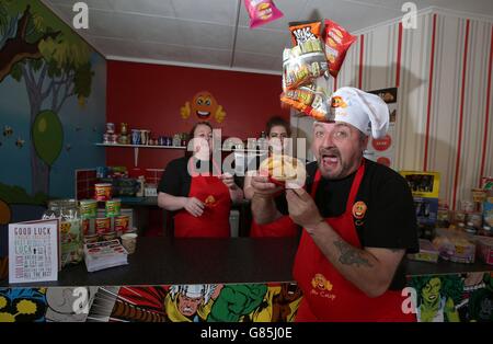 Sarah (à gauche) et Evie Taylor s'affrontent à Mark Pearson avec des chips lorsqu'il ouvre M. Crisp, le premier magasin de sandwichs croustillants d'Angleterre, à Keighley, dans le West Yorkshire. Banque D'Images