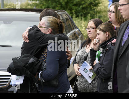 Les amateurs de deuil assistent aux funérailles de John Yuill à l'église RC de St Francis Xavier à Falkirk, en Écosse. Banque D'Images