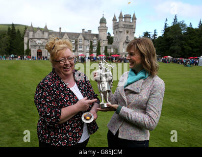 Fiona Bruce, présentatrice de la BBC antiques Roadshow, détient une médaille d'argent sur bronze de Boehm de William Ross et la gouvernante du château Balmoral Shen Stuart (à gauche) tient une broach de pierre de Cairngorm appartenant au Prince Albert pendant le tournage au château de Balmoral, en Écosse. Banque D'Images