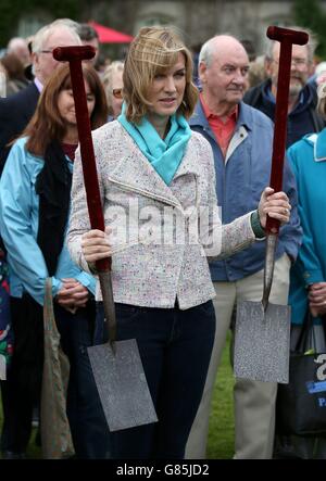 Fiona Bruce, présentatrice de la tournée BBC antiques, pendant le tournage au château de Balmoral, en Écosse. Banque D'Images