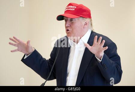 Donald Trump s'adresse aux médias lors de son parcours de golf Trump Turnberry à Ayrshire, qui accueille le Ricoh Women's British Open. Banque D'Images