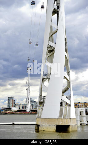 Vue générale de la ligne aérienne Emirates (téléphérique) sur la péninsule de Greenwich près de l'O2 Arena, Londres conçu par Wilkinson Eyre Architects, Expedition Engineering et Buro Happold, il traverse la rivière à une hauteur maximale de 90 mètres (300 pieds), plus haut que celle de l'O2 Arena à proximité. Le téléphérique assure un passage toutes les 15 secondes, avec une capacité maximale de 2,500 passagers par heure dans chaque direction Banque D'Images