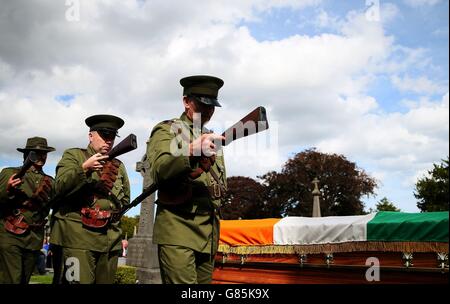 Les gens participent à la reconstitution à grande échelle des funérailles de O'Donovan Rossa par Sinn Fein pour la commémoration du centenaire de ses funérailles au cimetière de Glasnevin à Dublin. Banque D'Images