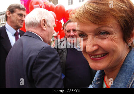 La secrétaire à la culture, Tessa Jowell, se joint au secrétaire à la santé, le Dr John Reid (au centre), sur la piste de la campagne. Banque D'Images