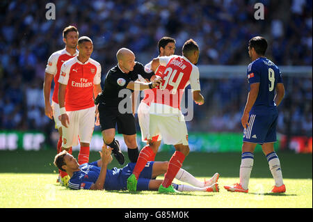 L'arbitre Anthony Taylor intervient alors que les tempers se jouent entre les deux camps lors du FA Community Shield au stade Wembley, à Londres. Banque D'Images