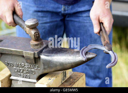 Carl Aldred, un farrier, au spectacle de chevaux lourds d'Essex au champ de foire d'Orsett, Essex. APPUYEZ SUR ASSOCIATION photo. Date de la photo: Dimanche 2 août 2015. Le crédit photo devrait se lire comme suit : Ian West/PA Wire Banque D'Images