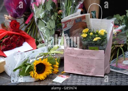 Cartes et fleurs à l'extérieur du club de Cavern à Liverpool après la mort de Cilla Black chez elle en Espagne. Banque D'Images