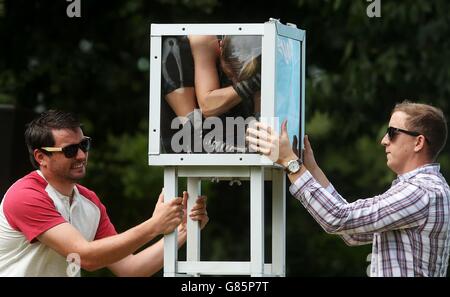 Le contorsionniste Bendy EM se comprime dans une boîte de 16 pouces au cours de la journée d'ouverture de la ville de soins de santé Laya Spectacular, Merrion Square, Dublin. Banque D'Images