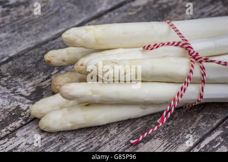 L'asperge blanche sur une table en bois rustique Banque D'Images