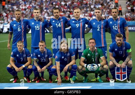 Groupe de l'équipe d'islande (rangée du haut de gauche à droite) l'Islande Ragnar Sigurdsson, Jon Dadi Bodvarsson, Kari Arnason, Kolbeinn Sigthorsson, Birkir Mar Saevarsson et Gylfi Sigurdsson. (Rangée du bas de gauche à droite) l'Islande est Johann Berg Gudmundsson, Freyr Ari Skulason, Birkir Bjarnason, Hannes Thor Halldorsson et Aron Gunnarsson pendant la série de 16 match au stade de Nice, Nice, France. Banque D'Images