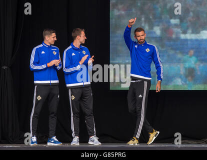 L'Irlande du Nord (de gauche à droite) Craig Cathcart, Jonny Evans et Gareth McAuley lors du retour à la Fanzone Titanic de Belfast. Banque D'Images