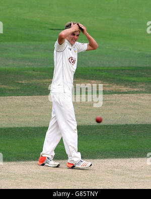 Cricket - LV= Championnat du comté - Division 2 - Surrey / Kent - The Kia Oval. Sam Curran de Surrey réagit Banque D'Images