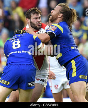 St Helens Alex Walmsley est saccagé par Chris Hill (à gauche) et Ashton Sims (à droite) de Warrington Wolves lors du match de la Super League au stade Halliwell Jones, à Warrington. Banque D'Images