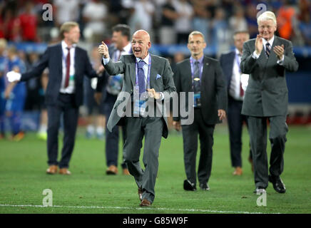 Ancien président de l'Association de football d'Islande Eggert Magnusson célèbre sur le terrain pendant la série de 16 match au stade de Nice, Nice, France. Banque D'Images