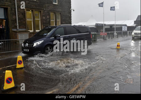 Une voiture de marque « The Open » traverse une route inondée à l'extérieur de St Andrews, Fife. Banque D'Images