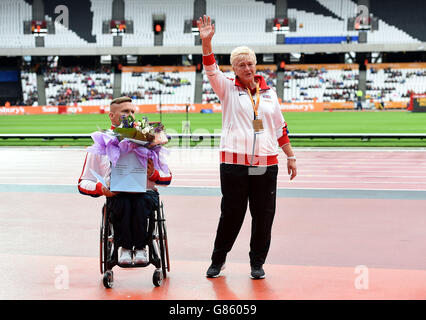 David Weir remet à son entraîneur Jenny Archer un prix de héros méconnu lors du troisième jour des Jeux d'anniversaire de Sainsbury au stade du parc olympique Queen Elizabeth, Londres. Banque D'Images