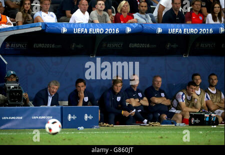 England manager Roy Hodgson (à gauche) et l'entraîneur Gary Neville abattu sur le banc pendant la série de 16 match au stade de Nice, Nice, France. Banque D'Images