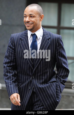 Ben Fellows arrive au Old Bailey à Londres, où il est accusé de pervertir le cours de la justice en faisant une fausse déclaration selon laquelle une personnalité publique l'a agressé sexuellement. Date de la photo: Lundi 27 juillet 2015. L'ancien enfant acteur a faussement prétendu qu'il avait été molesté par le chancelier de l'Échiquier Kenneth Clarke lors d'une mise en situation financière pour questions à la télévision pour le rapport Cook en 1994. Voir PA Story COURTS Fellows. Le crédit photo devrait se lire: John Stillwell/PA Wire Banque D'Images