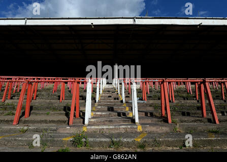 Une vue générale de la terrasse non utilisée sur le terrain de l'hippodrome avant le match entre Wrexham et Stoke City, pendant le match d'avant-saison au terrain de l'hippodrome, Wrexham. Banque D'Images