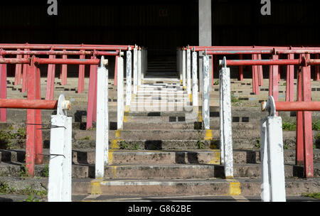 Une vue générale de la terrasse non utilisée sur le terrain de l'hippodrome avant le match entre Wrexham et Stoke City, pendant le match d'avant-saison au terrain de l'hippodrome, Wrexham. Banque D'Images