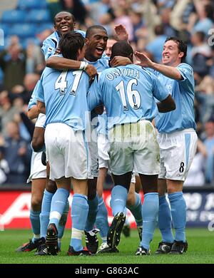 Sylvain Distin (c) de Manchester City célèbre le but d'ouverture Contre Portsmouth Banque D'Images