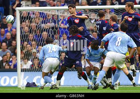 Robbie Fowler, de Manchester City, marque le deuxième but d'un Coup de pied libre contre Portsmouth Banque D'Images