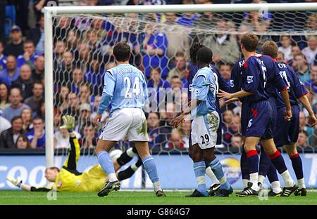 Jamie Ashdown, gardien de but de Portsmouth, est battu par un coup de pied libre Robbie Fowler de Manchester City (hors photo) pour le deuxième objectif Banque D'Images