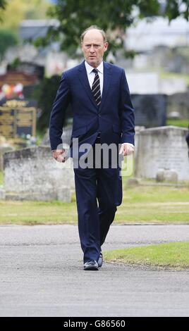 Patrick Malahide arrive au crématorium de Reading pour les funérailles de George Cole. Banque D'Images