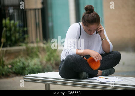 Une étudiante lit ses résultats DE niveau A au Westminster Kingsway College, King's Cross Centre, Londres. Banque D'Images