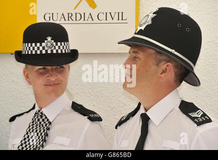 Les policiers des West Midlands, PC Martina Anderson et le Sergent Brett Williams, attendent de prendre la parole lors d'une conférence de presse à Magaluf, Majorque, Espagne, lors d'une visite d'essai, financée par le Foreign Office, pour patrouiller dans les points d'intérêt touristiques, notamment les plages, les aérogares et les centres-villes, en particulier Magaluf. Banque D'Images