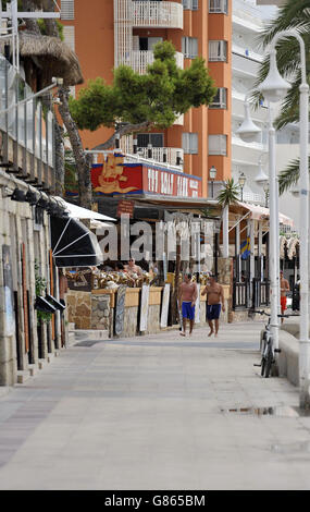 Une vue sur la promenade de Punta Ballena à Magaluf, Majorque, Espagne, juste après midi heure locale, comme les officiers de police de West Midlands, PC Martina Anderson et le Sergent Brett Williams, ont rejoint des collègues espagnols dans des points d'intérêt touristiques tels que des plages, des terminaux d'aéroport et des centres-villes, au cours d'un essai financé par le Foreign Office. Banque D'Images