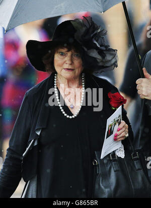 Penny Morrell après les funérailles de son mari George Cole au crématorium de Reading. Banque D'Images