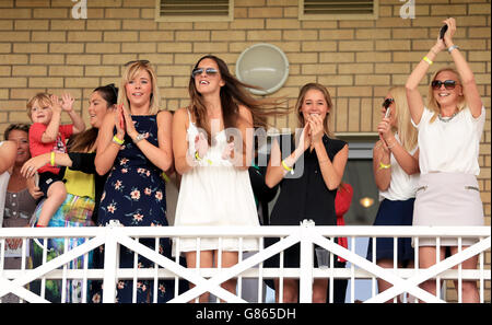Cricket - quatrième test Investec Ashes - Angleterre v Australie - troisième jour - Trent Bridge.Les épouses et les amies du joueur d'Angleterre célèbrent le troisième jour du quatrième test Investec Ashes à Trent Bridge, Nottingham. Banque D'Images