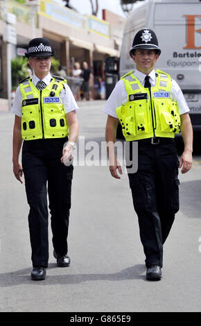 Les officiers de police des West Midlands, PC Martina Anderson et le sergent Brett Williams, à Punta Ballena, la principale bande de club de Magaluf, Majorque, Espagne, juste après midi heure locale, avant de s'occuper la nuit, se sont joints à des collègues espagnols lors d'un essai financé par le Foreign Office pour patrouiller les sites touristiques, y compris les plages, terminaux d'aéroport et centres-villes. Banque D'Images