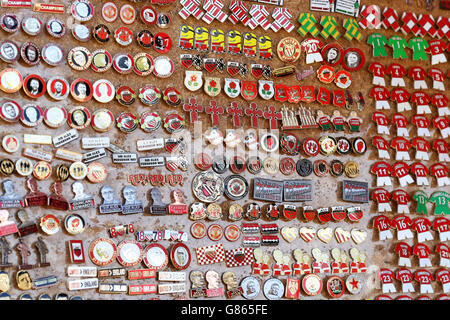 Football - Barclays Premier League - Manchester United / Tottenham Hotspur - Old Trafford. Badges à vendre sur un stand à l'extérieur d'Old Trafford Banque D'Images