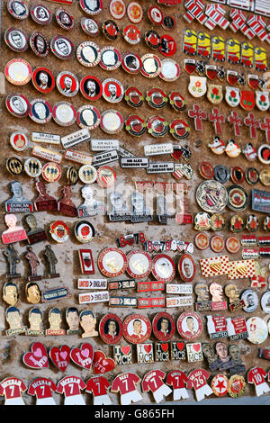 Football - Barclays Premier League - Manchester United / Tottenham Hotspur - Old Trafford. Badges à vendre sur un stand à l'extérieur d'Old Trafford Banque D'Images