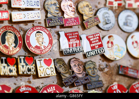 Football - Barclays Premier League - Manchester United / Tottenham Hotspur - Old Trafford. Badges à vendre sur un stand à l'extérieur d'Old Trafford Banque D'Images