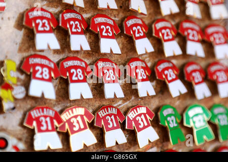 Football - Barclays Premier League - Manchester United / Tottenham Hotspur - Old Trafford. Badges à vendre sur un stand à l'extérieur d'Old Trafford Banque D'Images