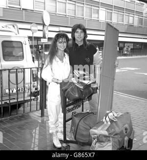 Divertissement - Finola Hughes et Michael Praed - l'aéroport de Heathrow, Londres Banque D'Images