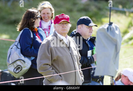 Donald Trump (au centre) sur son parcours de golf Trump Turnberry à Ayrshire, qui accueille l'Open britannique des femmes Ricoh. Banque D'Images