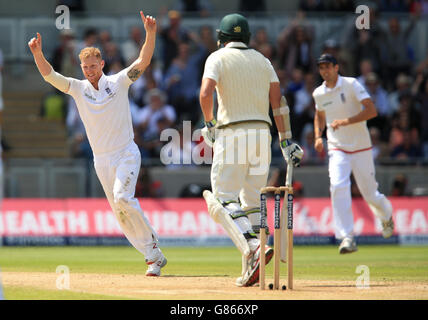 Ben Stokes, en Angleterre, célèbre le cricket de Josh Hazlewood, en Australie, lors du troisième jour du troisième test Investec Ashes à Edgebaston, Birmingham. Banque D'Images