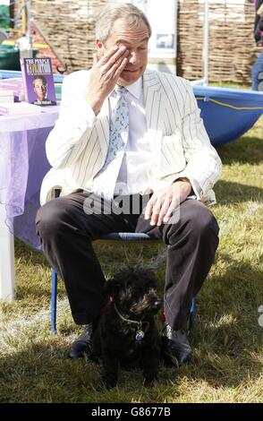 Nigel Farage, le dirigeant de l'UKIP, et Harry le chien lorsqu'il visite le salon CLA (Country Landowers Association) à Harewood House, près de Leeds, West Yorkshire. Banque D'Images