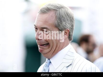 Nigel Farage, dirigeant de l'UKIP, visite le salon de jeux CLA (Country Landowers Association) à Harewood House, près de Leeds, West Yorkshire. Banque D'Images