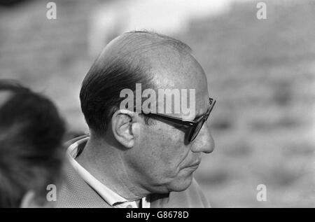 Football - coupe du monde de la FIFA Angleterre 1966 - entraînement de l'Allemagne de l'Ouest - Hillsborough.Allemagne de l'Ouest entraîneur Helmut Schon pendant l'entraînement à Hillsborough. Banque D'Images