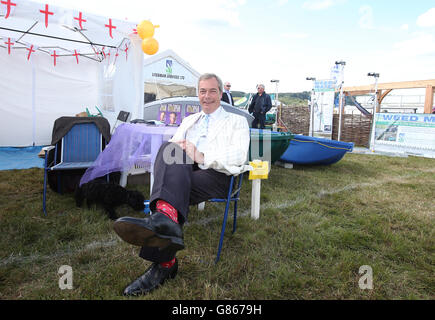 Nigel Farage, le dirigeant de l'UKIP, fait une pause lorsqu'il visite le salon CLA (Country Landowers Association) à Harewood House, près de Leeds, West Yorkshire. Banque D'Images