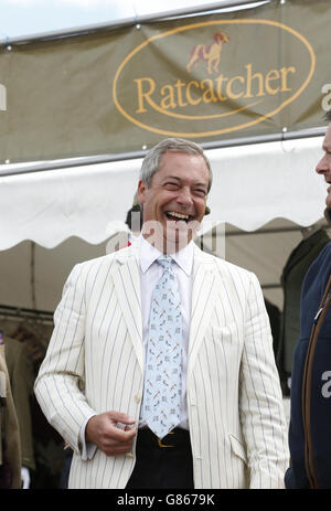 Nigel Farage, dirigeant de l'UKIP, visite le salon de jeux CLA (Country Landowers Association) à Harewood House, près de Leeds, West Yorkshire. Banque D'Images