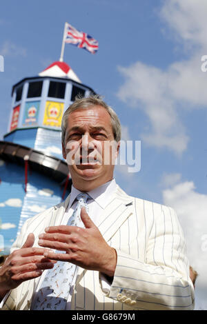 Nigel Farage, dirigeant de l'UKIP, visite le salon de jeux CLA (Country Landowers Association) à Harewood House, près de Leeds, West Yorkshire. Banque D'Images