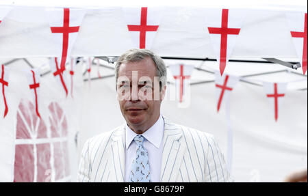 Nigel Farage, dirigeant de l'UKIP, visite le salon de jeux CLA (Country Landowers Association) à Harewood House, près de Leeds, West Yorkshire. Banque D'Images