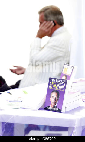 Nigel Farage, le leader de l'UKIP, a fait des copies de son livre lorsqu'il visite le salon de jeux CLA (Country Landowers Association) à Harewood House, près de Leeds, West Yorkshire. Banque D'Images