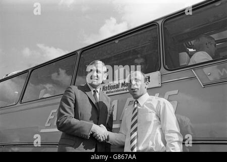 L'ancien gardien de but de Manchester City, qui a joué avec un cou cassé lors de la finale de la coupe, Bert Trautmann (l) rencontre le capitaine de l'Allemagne de l'Ouest Uwe Seeler à l'arrêt du bus à l'aéroport de Manchester. Bert Trautmann est attaché à l'équipe ouest-allemande pour la coupe du monde. Banque D'Images